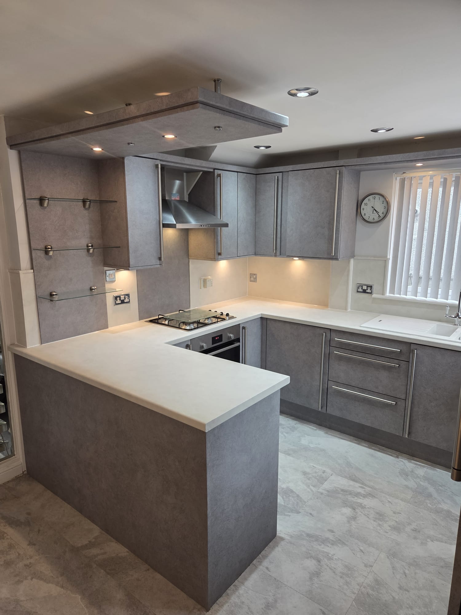 Concrete-effect grey kitchen with white worktops
